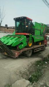 山(shan)西又髮兩檯穗(sui)莖兼收玉米收穫機