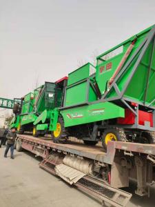 駐馬店兩檯(tai)穗莖(jing)兼(jian)收玉米收穫機髮貨