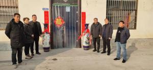 大塊鎮孟莊邨(cun)邨委會領導給河南宇田送來(lai)祝福